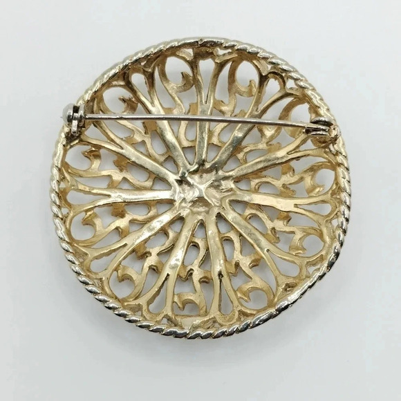 Round 1 3/4" Gold Tone Filigree Design Brooch Pin - Picture 3 of 4